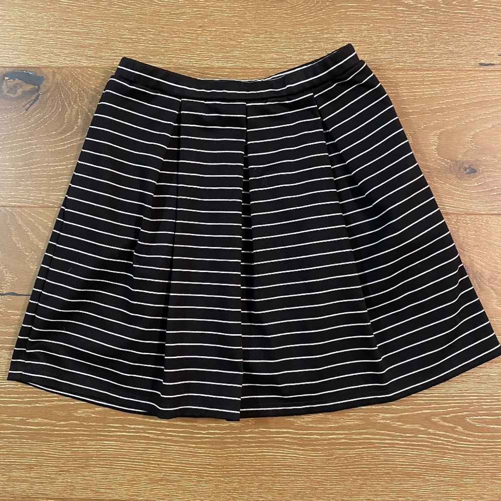 Size XS Black and White Stripe Max Studio skirt